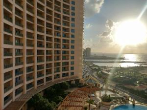 vistas al océano desde un edificio en LUXURY HOTEL APARTMENT RENTAL en Alexandría