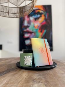 een boek en een koffiemok op een tafel bij Casa Narú Albir, duplex appartement met ruim terras en buitenkeuken in Albir +40 foto's