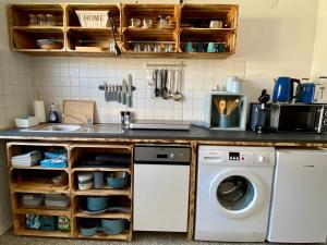 a kitchen with a washing machine and a sink at Die 2eitwohnung in Hochheim am Main
