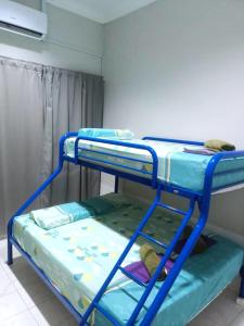 Katil dua tingkat atau katil-katil dua tingkat dalam bilik di YK Homestay