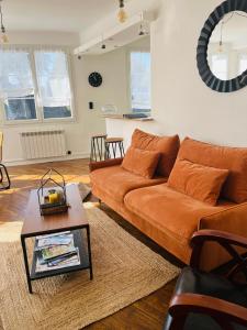 una sala de estar con un sofá y una mesa en DRINOU HOUSE, en Boulogne-sur-Mer