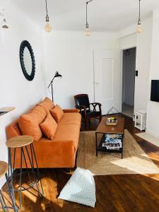 una sala de estar con un sofá y una mesa en DRINOU HOUSE, en Boulogne-sur-Mer