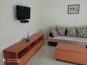 TV a/nebo společenská místnost v ubytování APARTMANI LUX SEA
