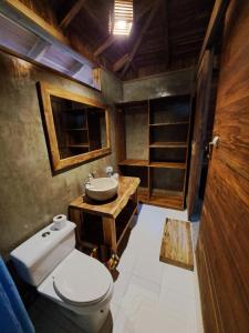 y baño con aseo y lavamanos. en Cabañas La Tortuga, en Ayampe
