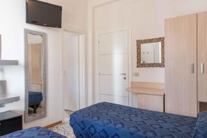 切爾維亞的住宿－Hotel Smart Cervia，一间小卧室,配有一张床和镜子
