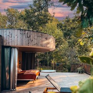 1 dormitorio y 1 cama en una terraza con visor en LES 2 CABANES en Labastide-Gabausse