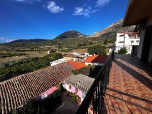 un balcone di una casa con montagne sullo sfondo di Sunny house at ancient Mycenae, close to Nafplio! a Mykines