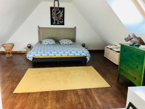 1 dormitorio con 1 cama y vestidor verde en Magnifique Maison Familiale, en Quistinic
