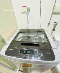 un dispositivo elettronico su un tavolo in una stanza d'ospedale di Newly Furnished 2BR -Condo in Cainta Rizal a Manila