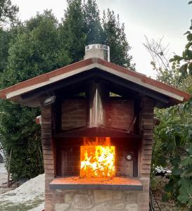 um forno de tijolos com uma lareira em Casale Il Fontanello em Todi