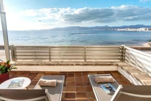 馬略卡島帕爾馬的住宿－Las Rocas Beach-Ciutat Jardi Playa，海景阳台。