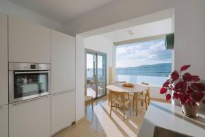 a kitchen with a table and a view of the ocean at Las Rocas Beach-Ciutat Jardi Playa in Palma de Mallorca