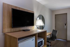 TV a/nebo společenská místnost v ubytování Days Inn by Wyndham Roswell