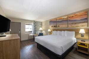 Postel nebo postele na pokoji v ubytování Days Inn by Wyndham Roswell