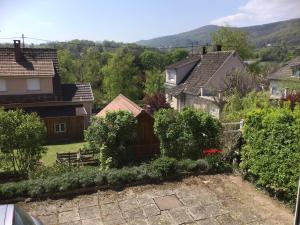 uitzicht op een dorp met huizen en een tuin bij Maison individuelle dans les Vosges du nord in Niederbronn-les-Bains