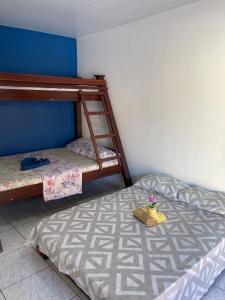 1 dormitorio con 2 literas y un juguete amarillo en Pousada Sossego de Alter en Alter do Chao
