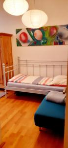 ein Schlafzimmer mit 2 Betten und einem Wandgemälde in der Unterkunft Tillyhome in Nürnberg