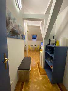 sala de estar con armario azul y mesa en Small but Charming-Yellow Appartement, en Baden