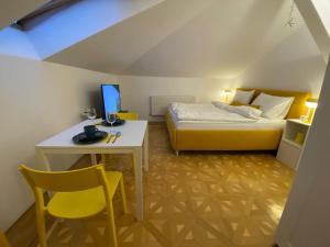 Postel nebo postele na pokoji v ubytování Small but Charming-Yellow Appartement
