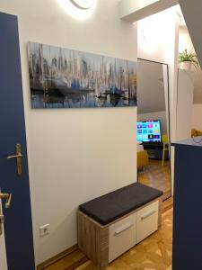 TV a/nebo společenská místnost v ubytování Small but Charming-Yellow Appartement