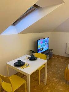 TV a/nebo společenská místnost v ubytování Small but Charming-Yellow Appartement