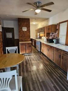 cocina grande con mesa y ventilador de techo en Indian Lake House en Worcester