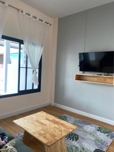TV a/nebo společenská místnost v ubytování COZY HOME @BETONG