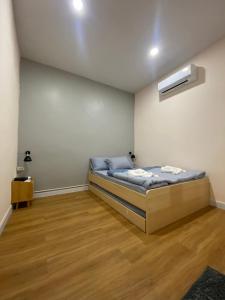 um quarto com uma cama num quarto em COZY HOME @BETONG em Betong