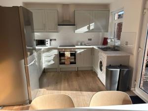 Kuchyň nebo kuchyňský kout v ubytování Revamped Holywood town centre house + 10 fotografií