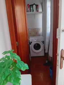 a small bathroom with a washing machine in a room at Apartamento 2 dormitorios cerca de la playa en Puerto del Carmen in Puerto del Carmen