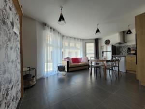 uma sala de estar com uma mesa e uma cozinha em Appartement Salbris- Parking Gratuit em Salbris