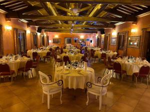 een grote banketzaal met tafels en stoelen en een tafeltennistafel bij Hotel Lago Verde in Serravalle Pistoiese