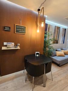 a black table and chair in a room with a couch at AdriVA Apartamento-Loft Imperial centro WIFI in Valladolid