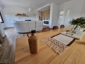 Villa La Escollera Ronda في أرياتي: غرفة معيشة مع طاولة وحوض استحمام