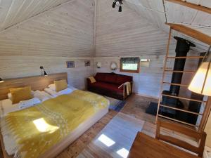 1 dormitorio con 1 cama y 1 sofá en una habitación en Reindeer Lodge, en Jukkasjärvi