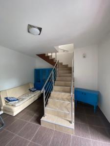 Habitación con escalera, cama y sofá en Apartman Meri, en Sarajevo