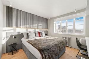 ein Schlafzimmer mit einem großen Bett und einem Fenster in der Unterkunft Luxury Kensington Flat with Terrace and AC in London