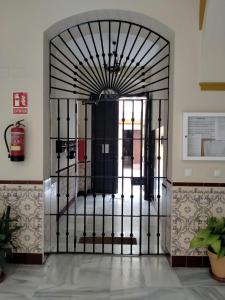 een zwarte ijzeren poort in een kamer met bij Apartamento las tres lunas in Sanlúcar de Barrameda +32 foto's