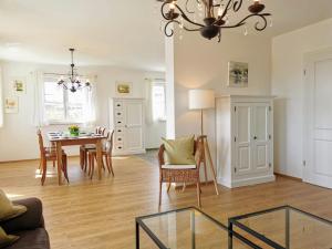 ein Esszimmer und ein Wohnzimmer mit Tisch und Stühlen in der Unterkunft Landhaus Vogel - helle und lichtdurchflutete Maisonette-Ferienwohnung in Wasserburg