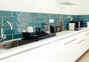 Dapur atau dapur kecil di Le Haussmann ⸱ Stationnement gratuit ⸱ Fibre +9 gambar