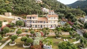 een huis op een heuvel met bomen en struiken bij Krouzeri Beach Apartments in Nisakion