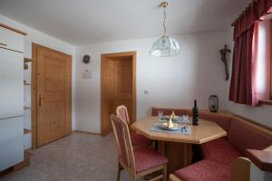 cocina y comedor con mesa y sillas en Appartement STAUDEN, en Innervillgraten
