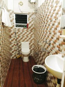 y baño con aseo y lavamanos. en THE STAY CORNER, en Guwahati