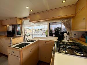 A cozinha ou cozinha compacta de Catamarano