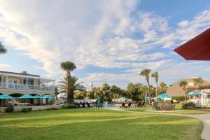 - Vistas a la piscina del complejo en 530 Sunsuite en Fripp Island