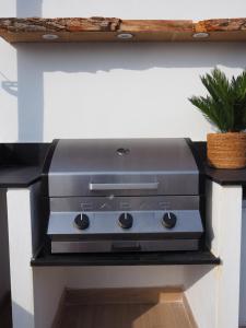 een fornuis met oven op een plank bij Casa Narú Albir, duplex appartement met ruim terras en buitenkeuken in Albir