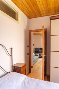 1 dormitorio con 1 cama y sala de estar en Magico Loft nel Centro Storico, en Toscolano Maderno