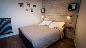 A bed or beds in a room at Fermata 135 B&B