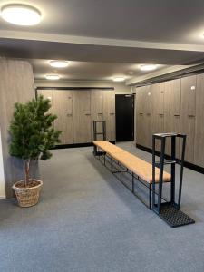 ein Wartezimmer mit einer Bank und einer Topfpflanze in der Unterkunft Fjällglim 22 Sälfjällstorget in Sälen