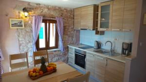 Kuchyň nebo kuchyňský kout v ubytování Apartments Dvor